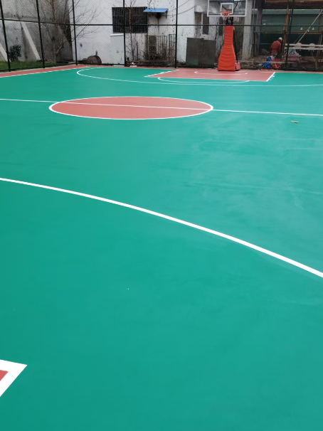 新都 球场长期使用易出现地面开裂